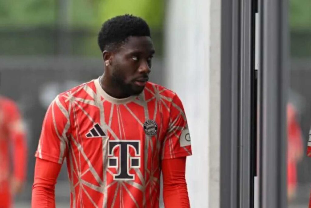 bayern munchen semringah alphonso davies tiba tiba berpikir perpanjang kontrak di allianz arena.jpg