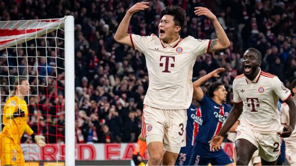 bek bayern munchen kim min jae merayakan golnya.jpg