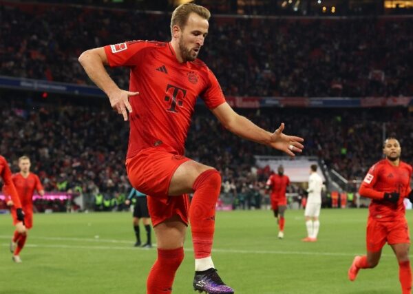 Bayern Munich Libas Augsbourg Tour Du Chapeau De Harry Kane Foot Allemand