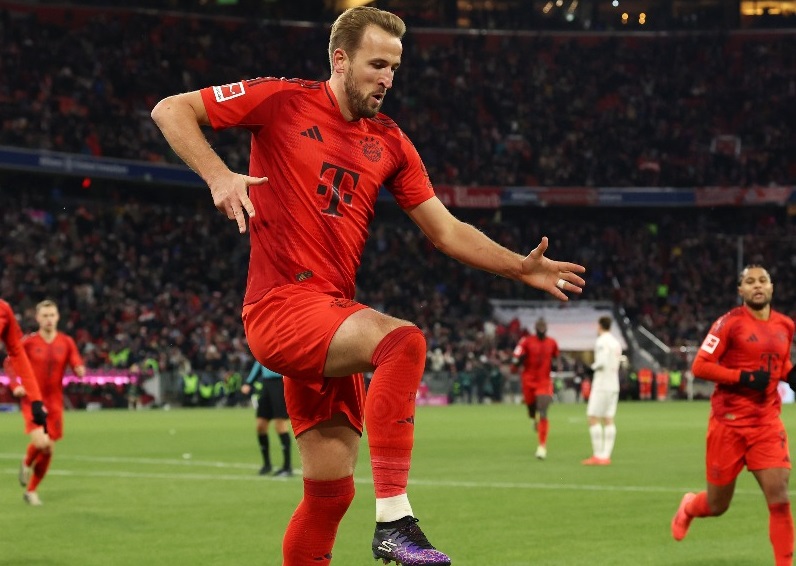 harry kane hattrick untuk bayern munchen vs augsburg.jpg