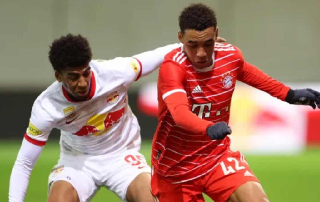 jamal musiala saat membela bayern munchen di laga kontra rb salzburg 1.jpg