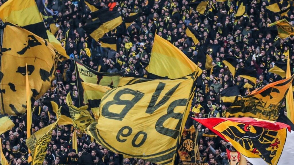 mit fahnen fans bvb mannschaft symbolbild 857108755 1200x675 1833dd6fd1b745fd7b53d940a9dd69a2.jpg