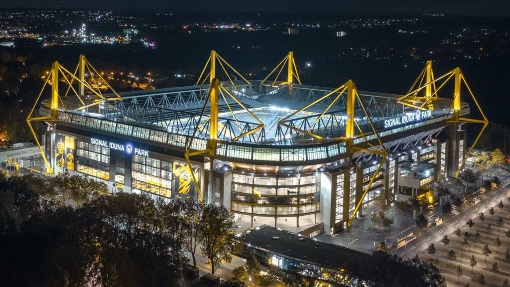 signal iduna park aerial night ucl 2 e1694523200919.jpg