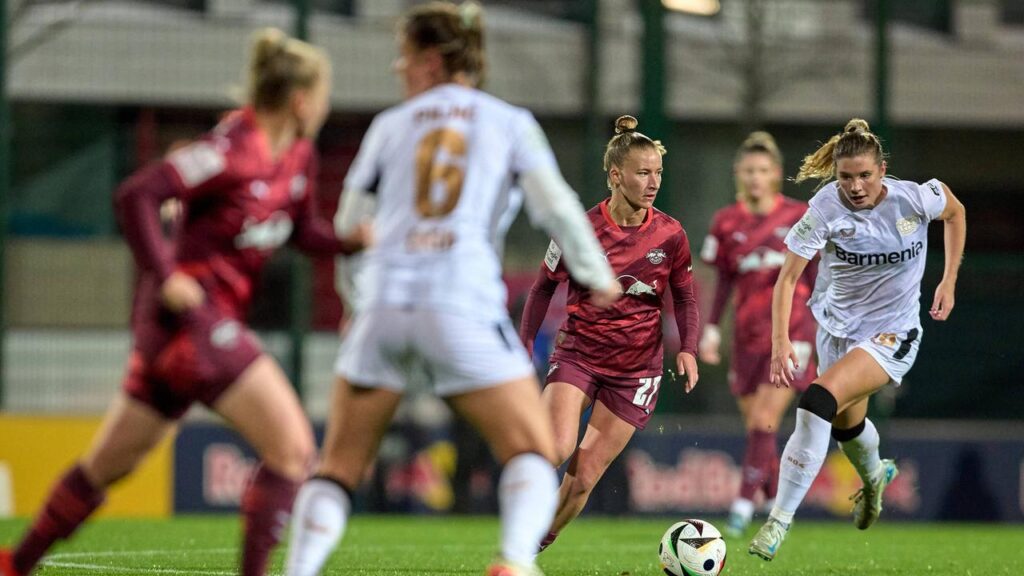 wdr marlene mueller von rb leipzig im duell mit karolina lea vilhjalmsdottir von bayer leverkusen 10