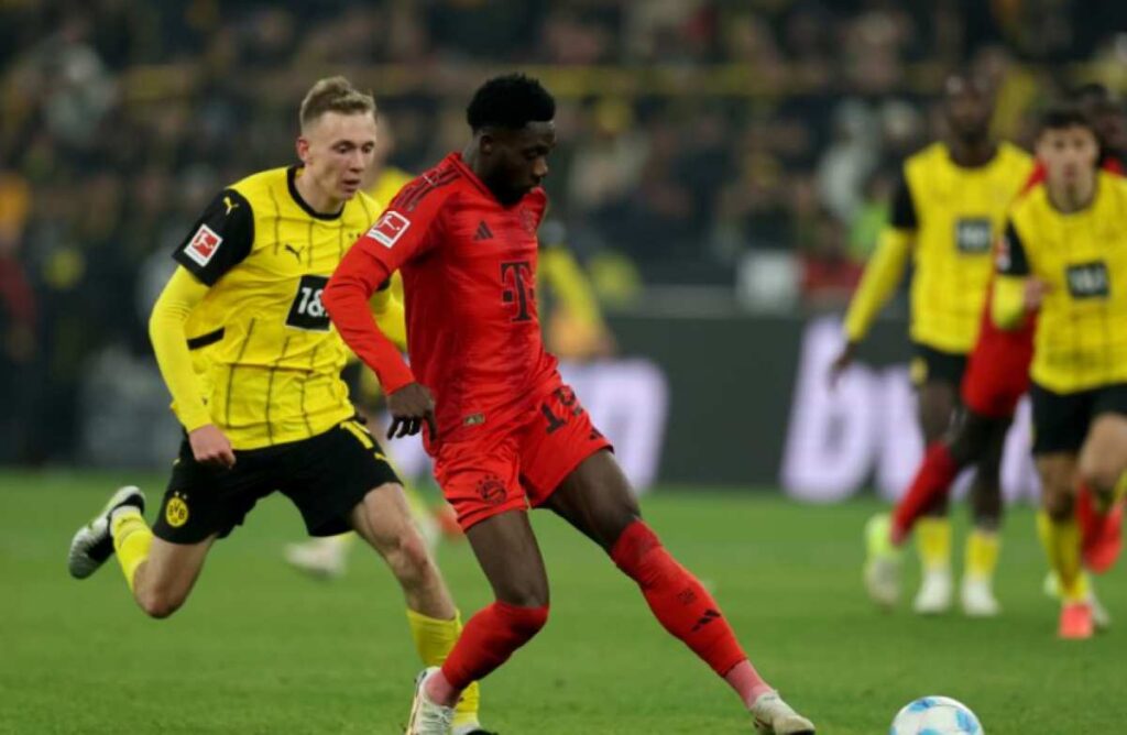 alphonso davies saat membela bayern munchen hadapi borussia dortmund 1.jpg