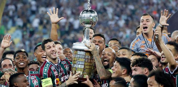 jogadores do fluminense erguem a taca da libertadores apos titulo sobre o boca juniors 1699140120771