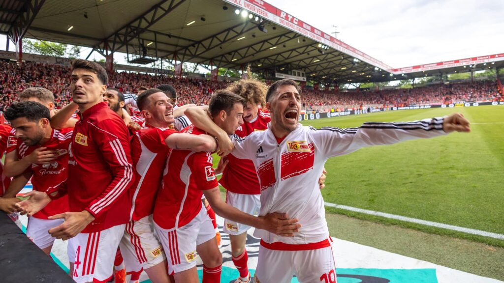 la joie des joueurs de l union berlin apres le maintien en bundesliga assure face a fribourg le 18 m