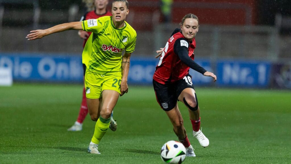 selina cerci l und sofie zdebel bayer leverkusen spielt diese saison gross auf.jpg