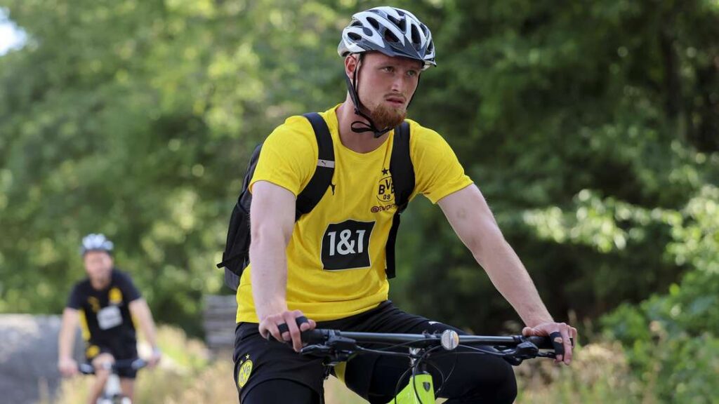 36747087 torhueter leon klussmann faehrt mit dem fahrrad zum trainingsplatz 2p33dyaifmfe.jpg