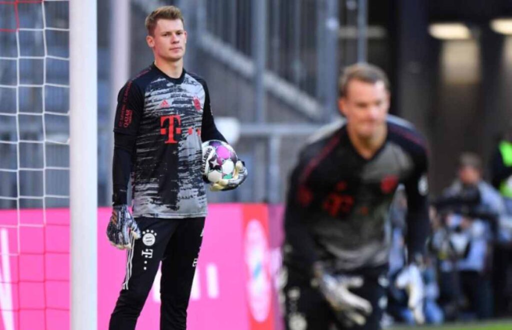 alexander nubel di sebuah sesi latihan bersama manuel neuer.jpg