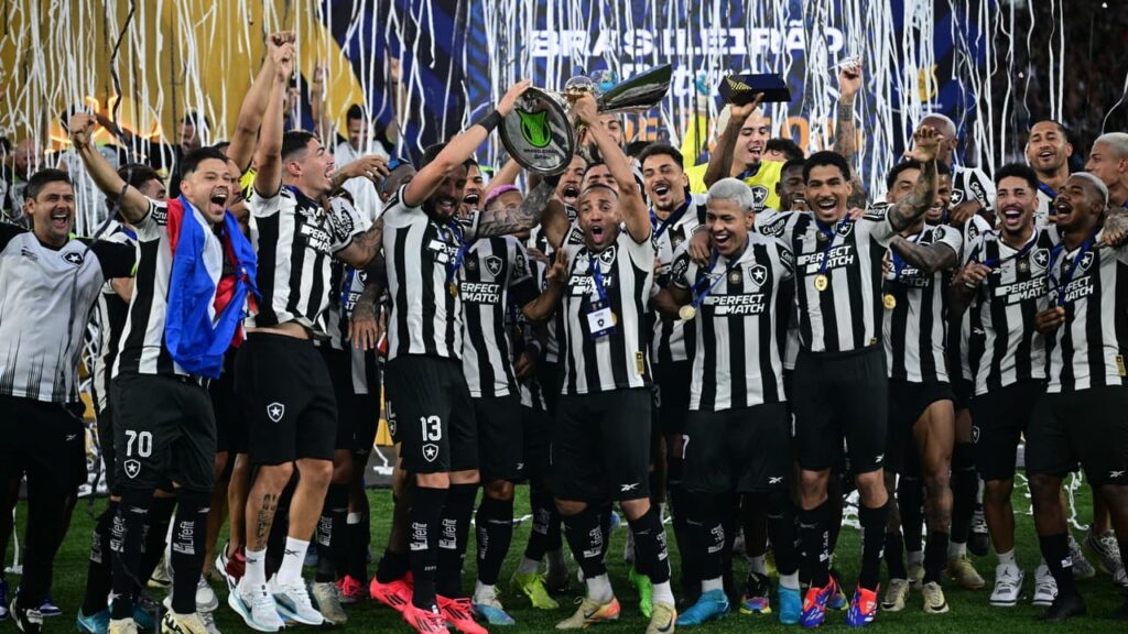 botafogo faz a festa da taca de campeao brasileiro no nilton santos scaled.jpg