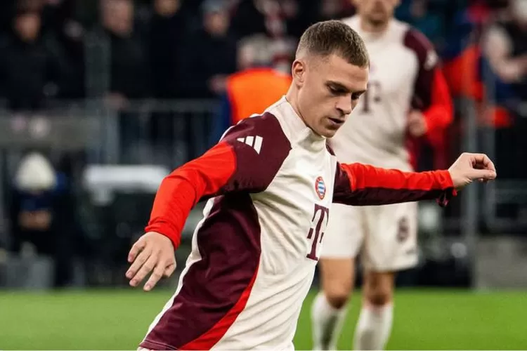 foto joshua kimmich saat mengikuti sesi pemanasan bersama skuad bayern munchen jelang pertandingan b.webp