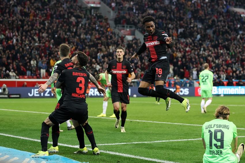 lars baron getty images bayer 04 leverkusen v vfl wolfsburg bundesliga piero hincapie.jpg