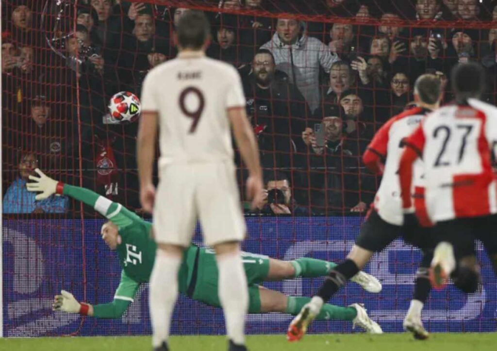 manuel neuer dalam aksinya di laga feyenoord vs bayern munchen.jpg